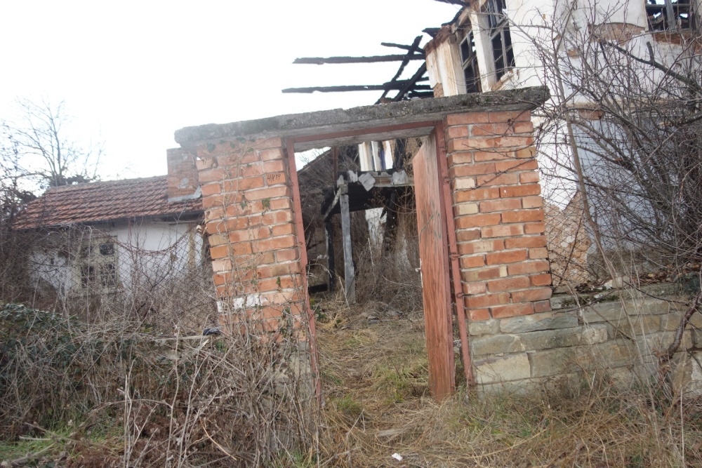 Foto 1 von 7 — Парцел с къща