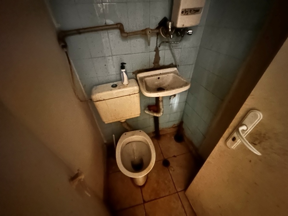 Foto 2 von 6 — Търговски имот