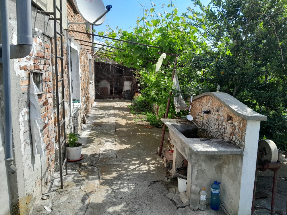 Foto 2 von 9 — Къща с парцел