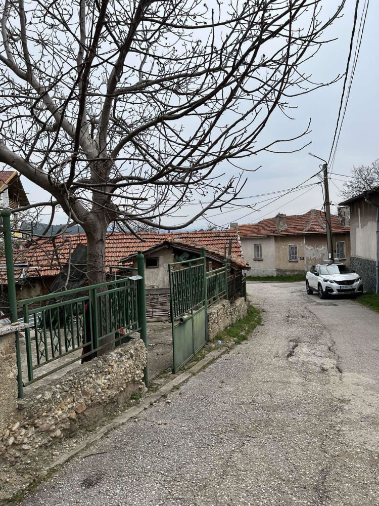 Foto 1 von 8 — Парцел с къща