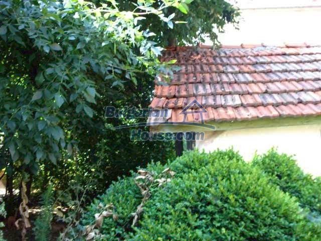 Foto 6 von 12 — A small house with a nice garden in Yambol