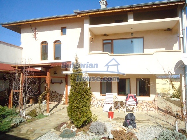 Foto 1 von 12 — Splendid large house near a dam lake in Popovo