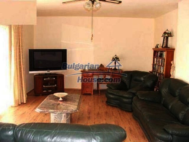 Foto 8 von 12 — Sunny country house with an enormous garden - Yambol
