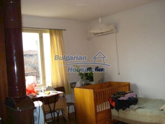 Foto 12 von 12 — Well presented massive brick property close to Yambol