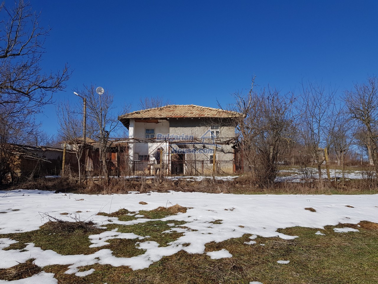 Foto 1 von 12 — Cheap Bulgarian property near Yastrebino lake Targovishte