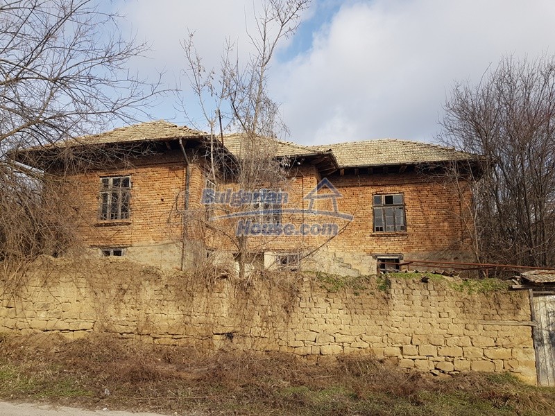Foto 1 von 12 — An old Bulgarian house for sale with a garden and remaining barn