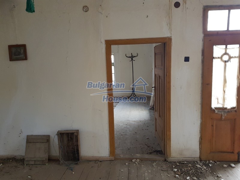 Foto 10 von 12 — An old Bulgarian house for sale with a garden and remaining barn