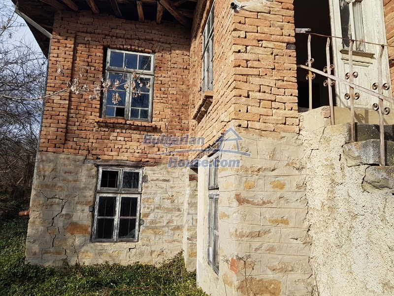 Foto 4 von 12 — An old Bulgarian house for sale with a garden and remaining barn