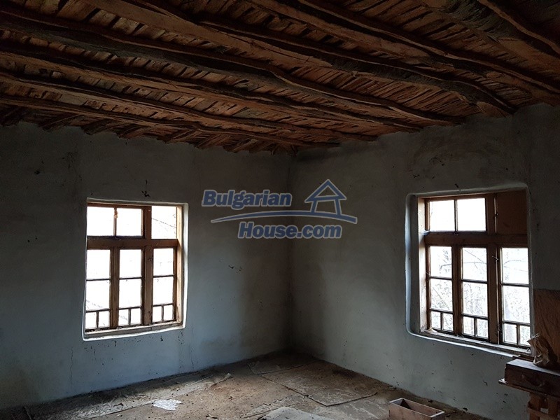 Foto 12 von 12 — An old Bulgarian house for sale with a garden and remaining barn