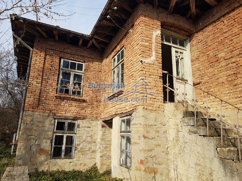 Foto 8 von 12 — An old Bulgarian house for sale with a garden and remaining barn