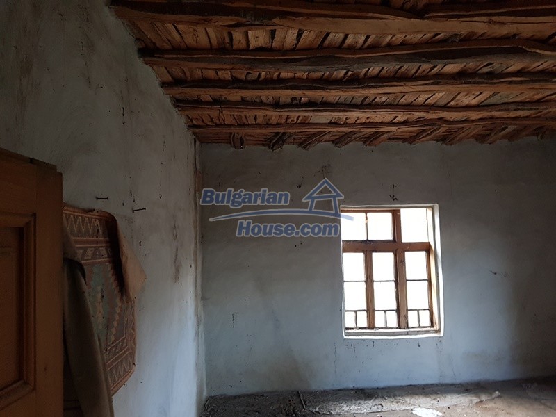 Foto 11 von 12 — An old Bulgarian house for sale with a garden and remaining barn