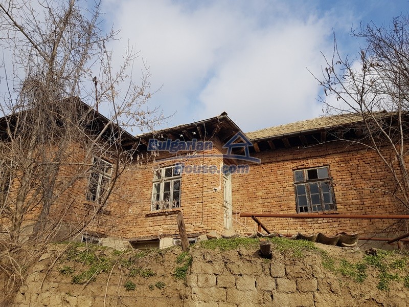 Foto 2 von 12 — An old Bulgarian house for sale with a garden and remaining barn