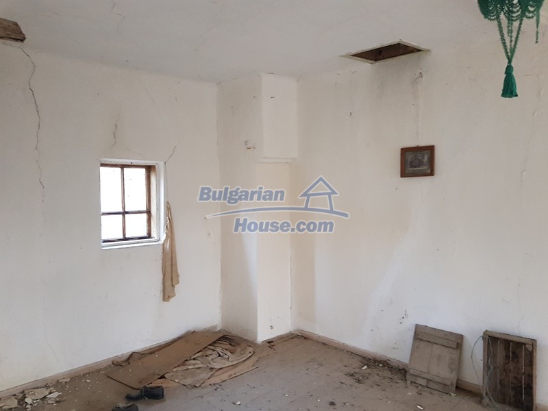 Foto 9 von 12 — An old Bulgarian house for sale with a garden and remaining barn
