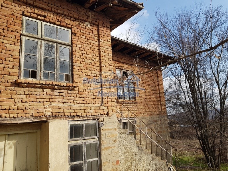 Foto 7 von 12 — An old Bulgarian house for sale with a garden and remaining barn