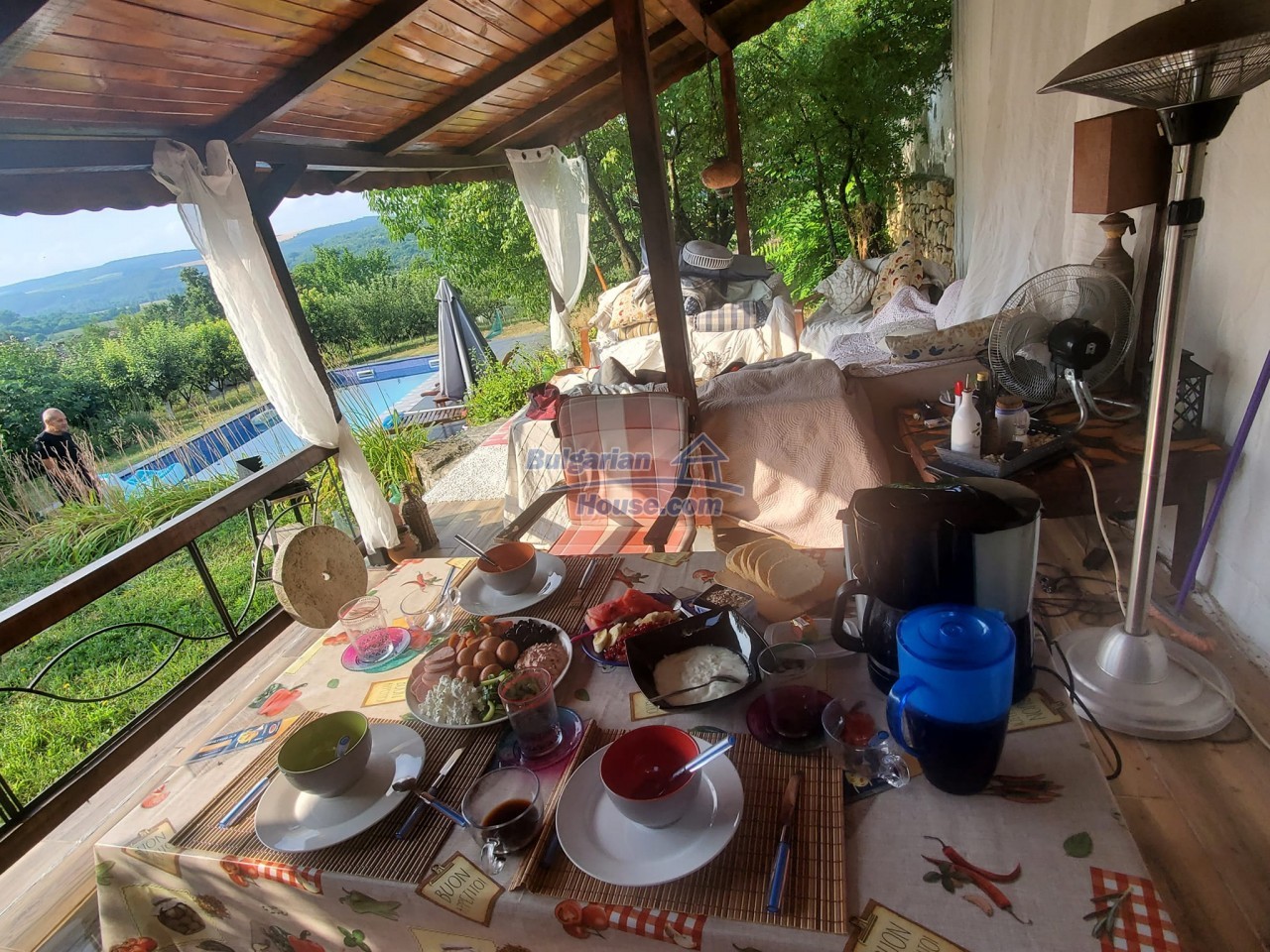 Foto 4 von 12 — AUTHENTIC BULGARIAN HOUSE with a swimming pool!