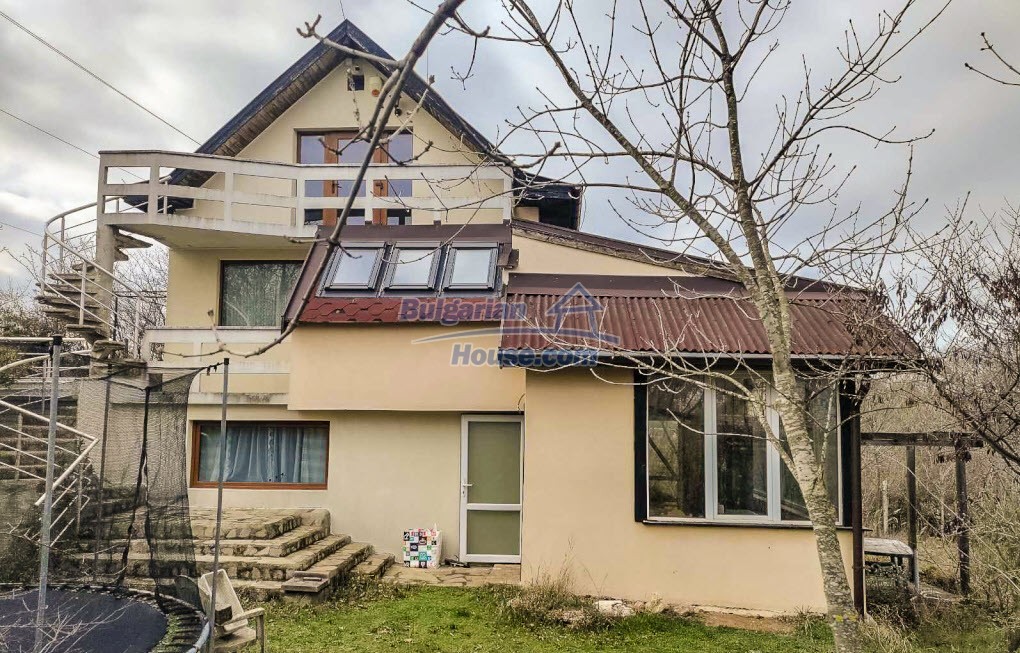 Foto 1 von 12 — A unique three-floor house with a nice garden in VARNA