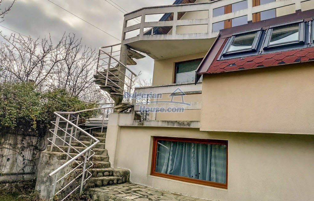 Foto 9 von 12 — A unique three-floor house with a nice garden in VARNA