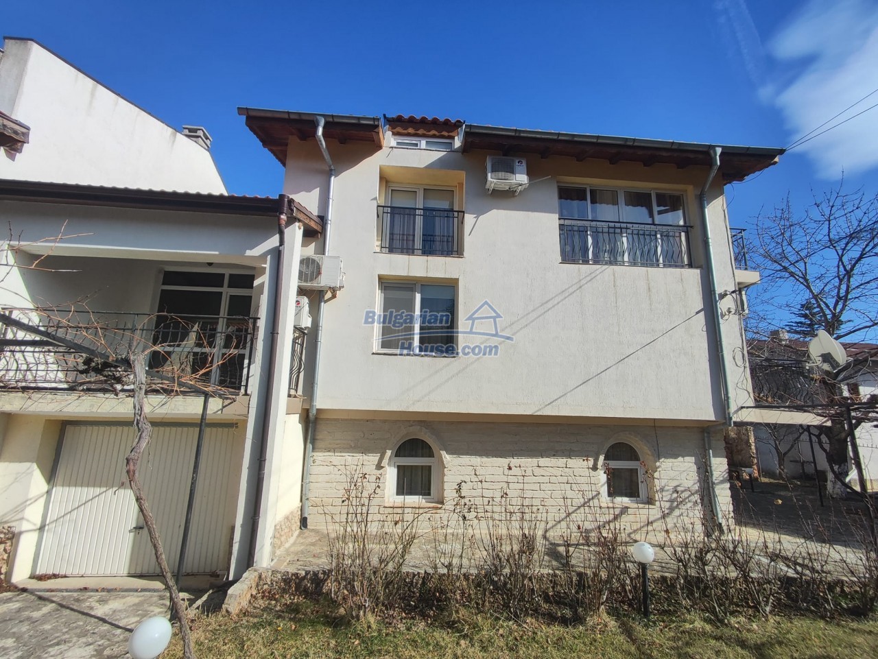 Foto 1 von 12 — Three-story elegant house + apartment in Balchik