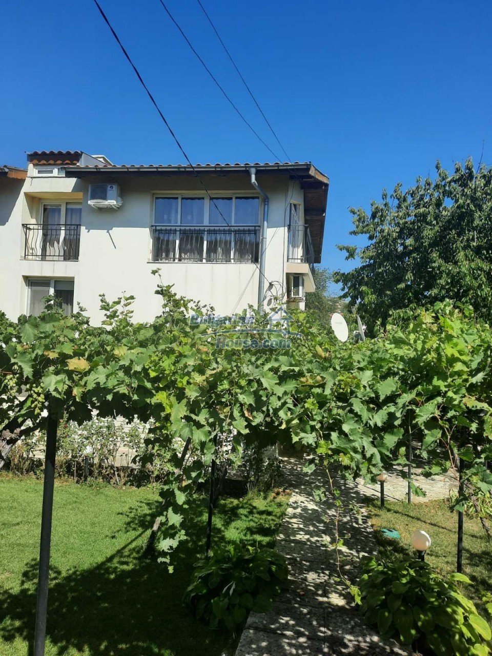 Foto 3 von 12 — Three-story elegant house + apartment in Balchik