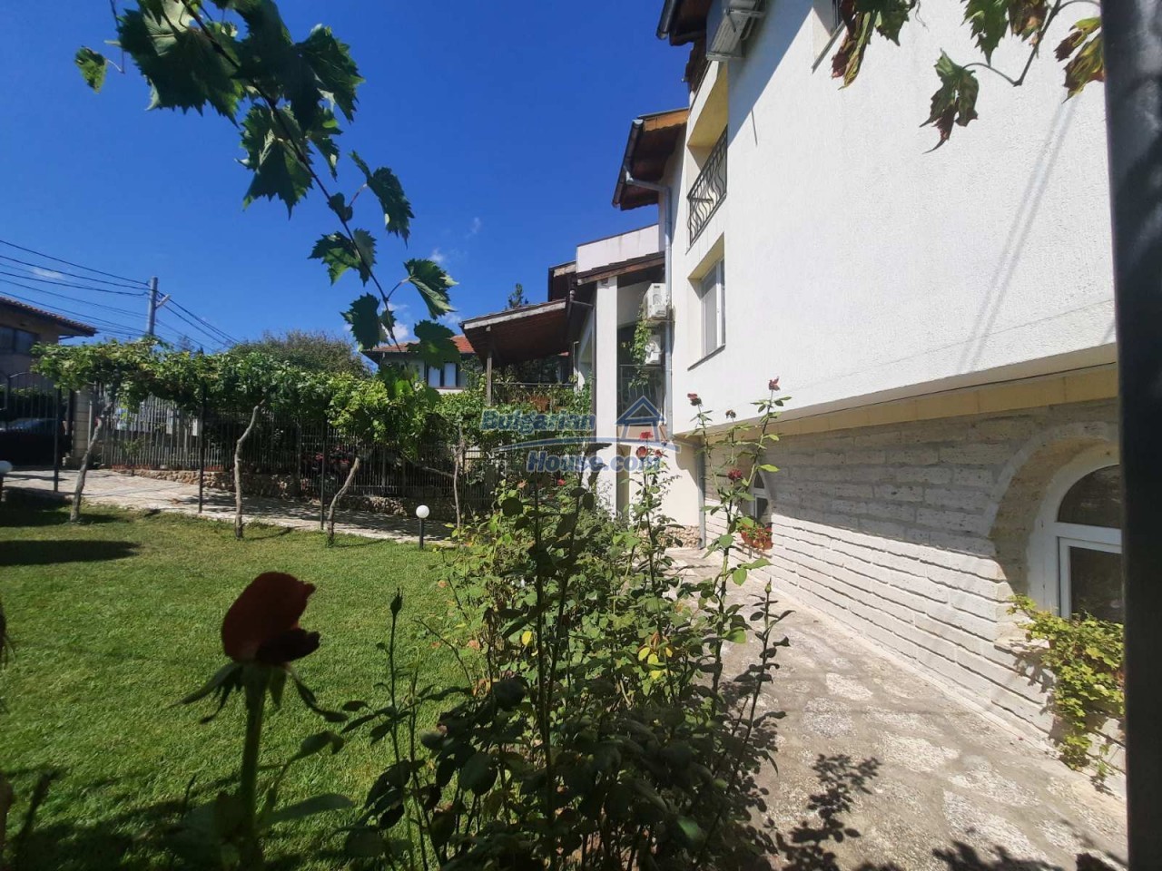 Foto 2 von 12 — Three-story elegant house + apartment in Balchik