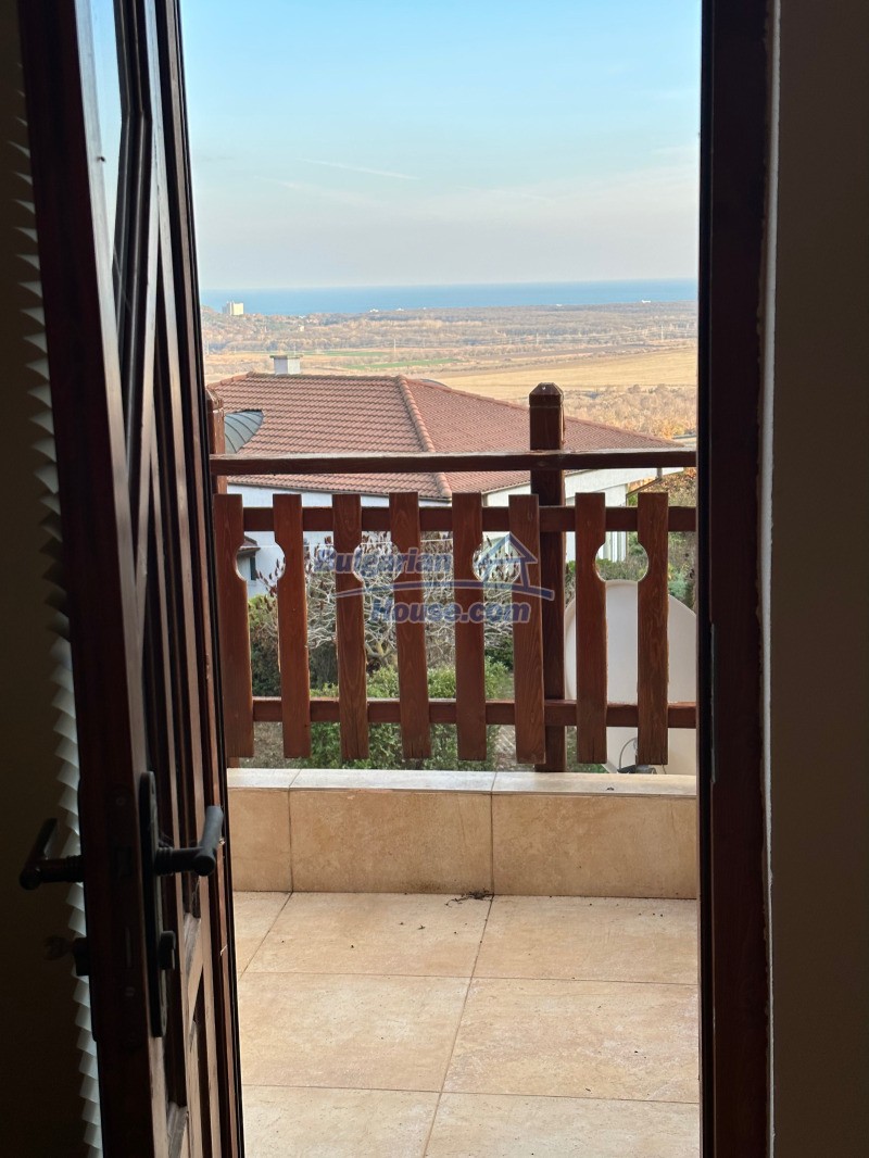 Foto 2 von 12 — Two-story house with pool and sea view