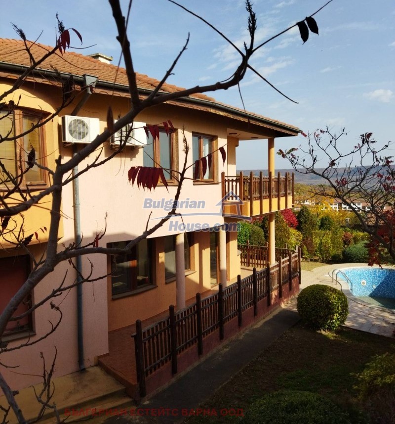 Foto 1 von 12 — Two-story house with pool and sea view