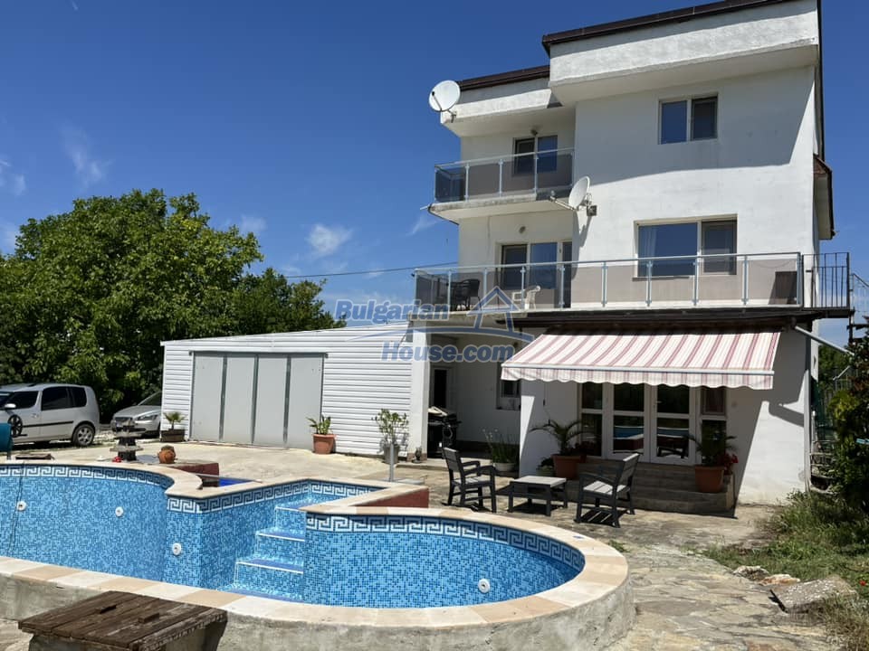 Foto 1 von 12 — Three-storey furnished house with pool and SEA VIEW