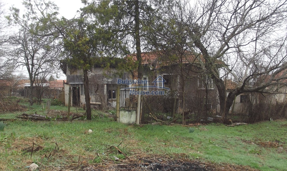 Foto 1 von 12 — Cheap house 20km to Vratsa close to river, hills and fields