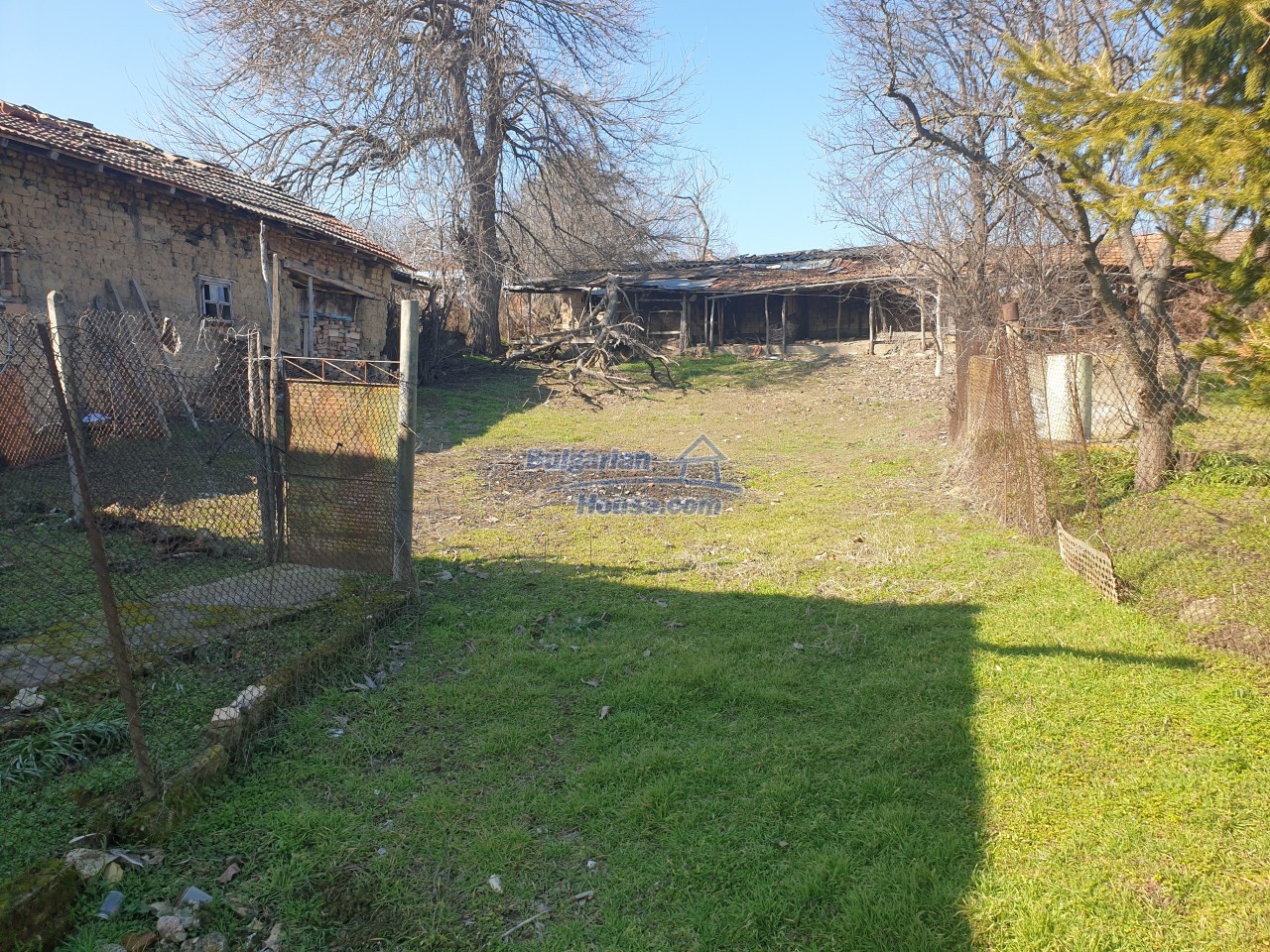 Foto 4 von 12 — Two floor Bulgarian house located in a beautiful valley VT area