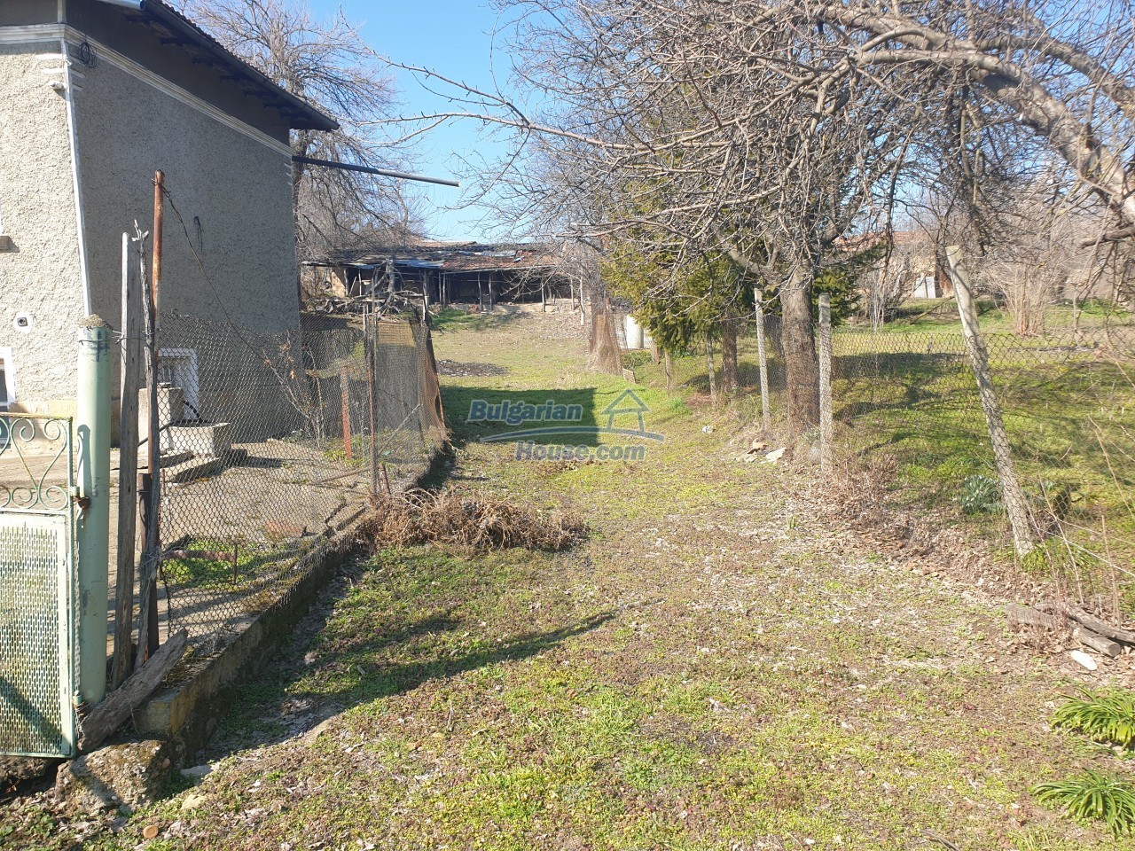 Foto 3 von 12 — Two floor Bulgarian house located in a beautiful valley VT area