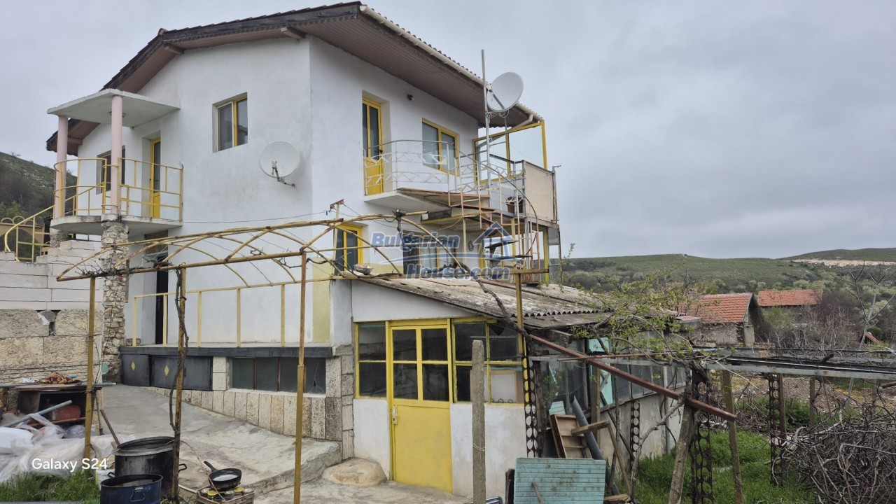 Foto 2 von 12 — Three-Level Home in a Quiet Seaside Area