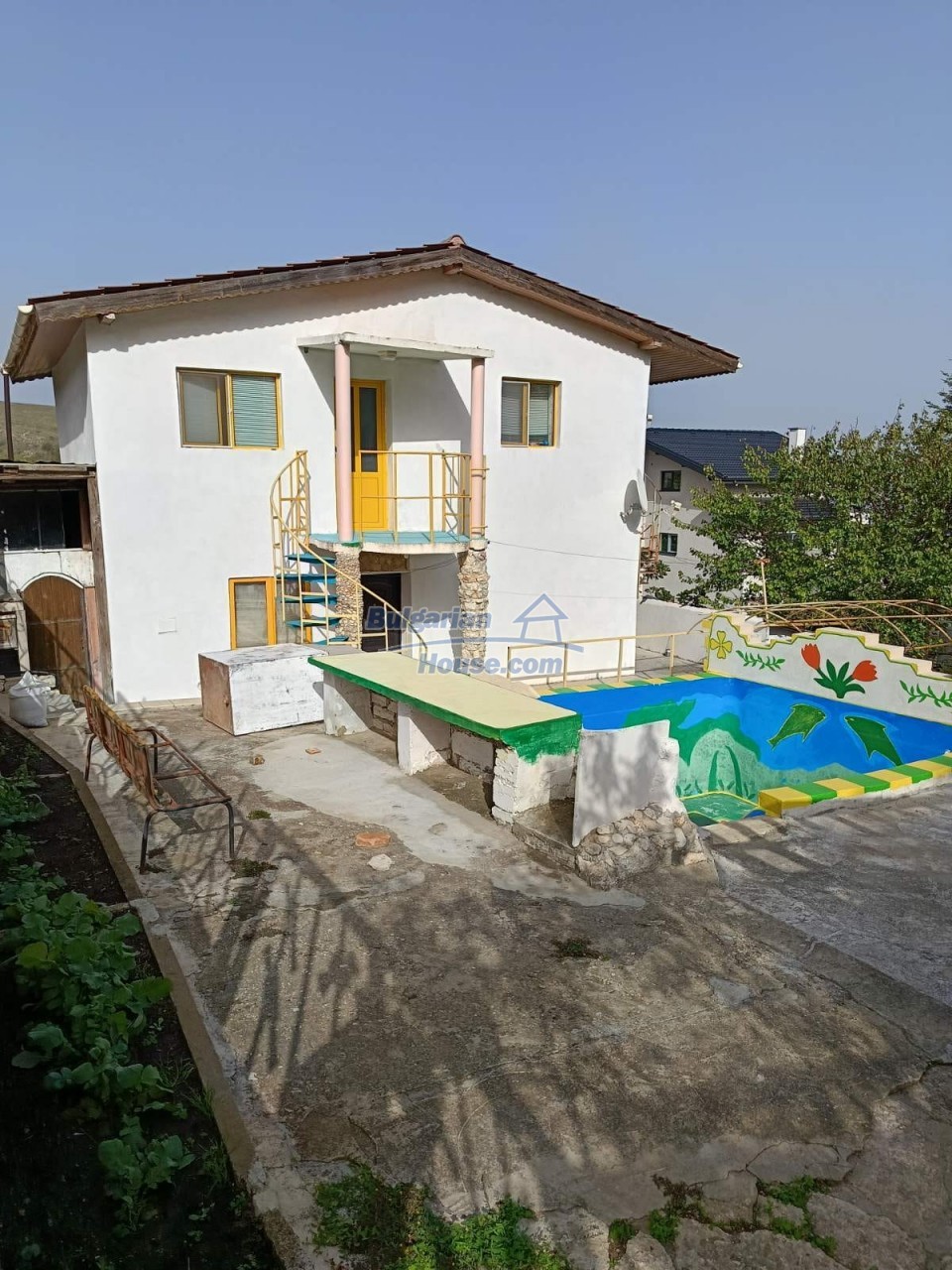Foto 1 von 12 — Three-Level Home in a Quiet Seaside Area