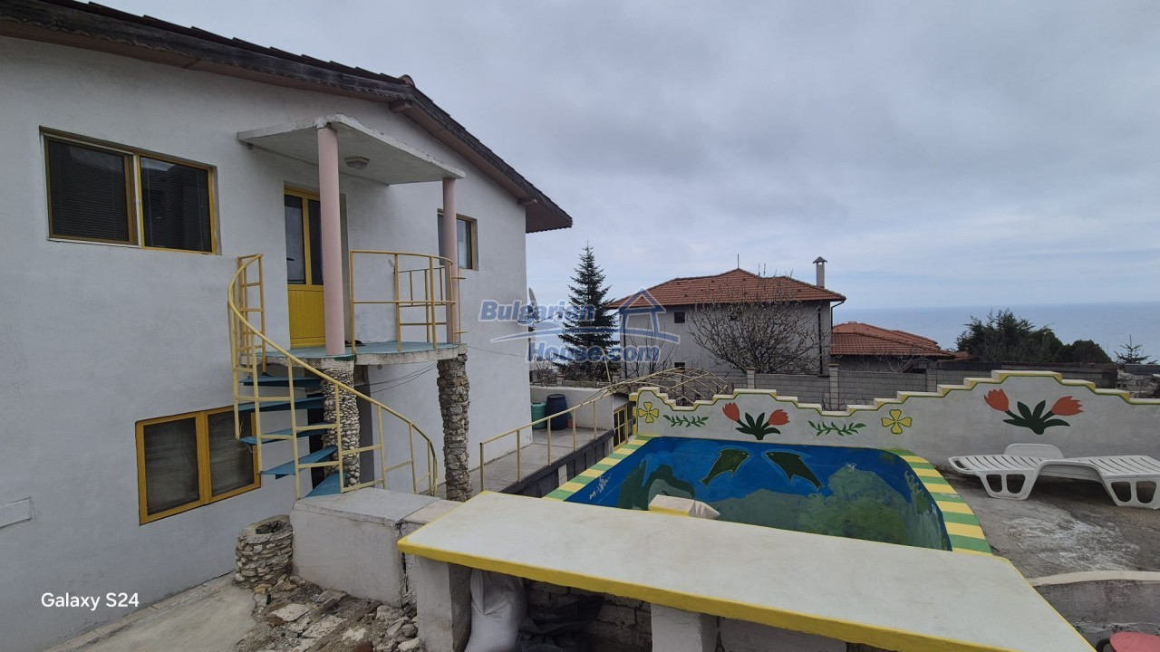 Foto 4 von 12 — Three-Level Home in a Quiet Seaside Area