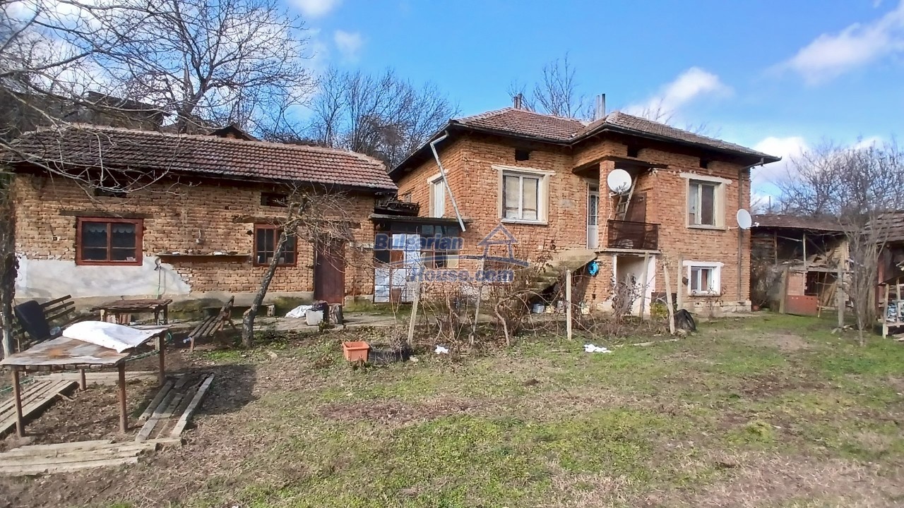 Foto 1 von 12 — Rural property with big garden, nice views 14km to Danube river