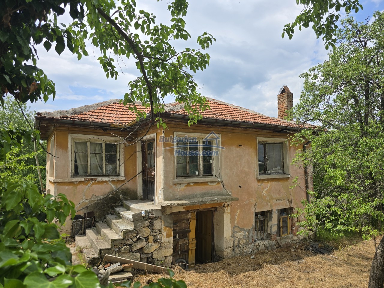 Foto 1 von 12 — Cheap house for renovation with nice views 30km from St.Zagora
