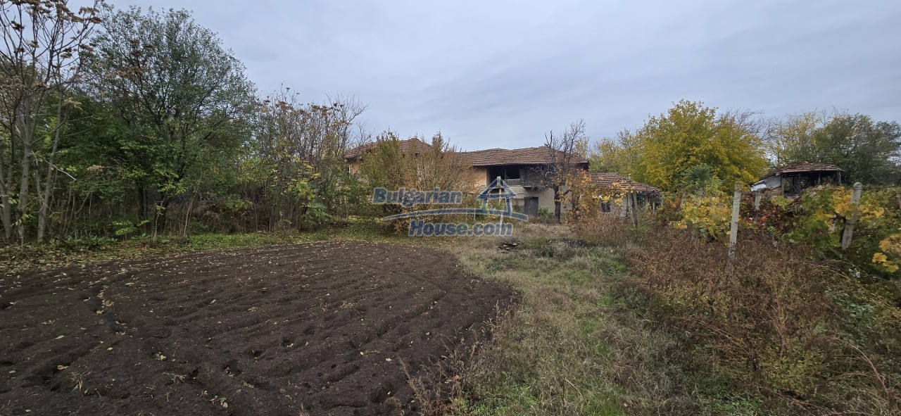 Foto 5 von 12 — House for renovation - big garden and nice views Danube plane