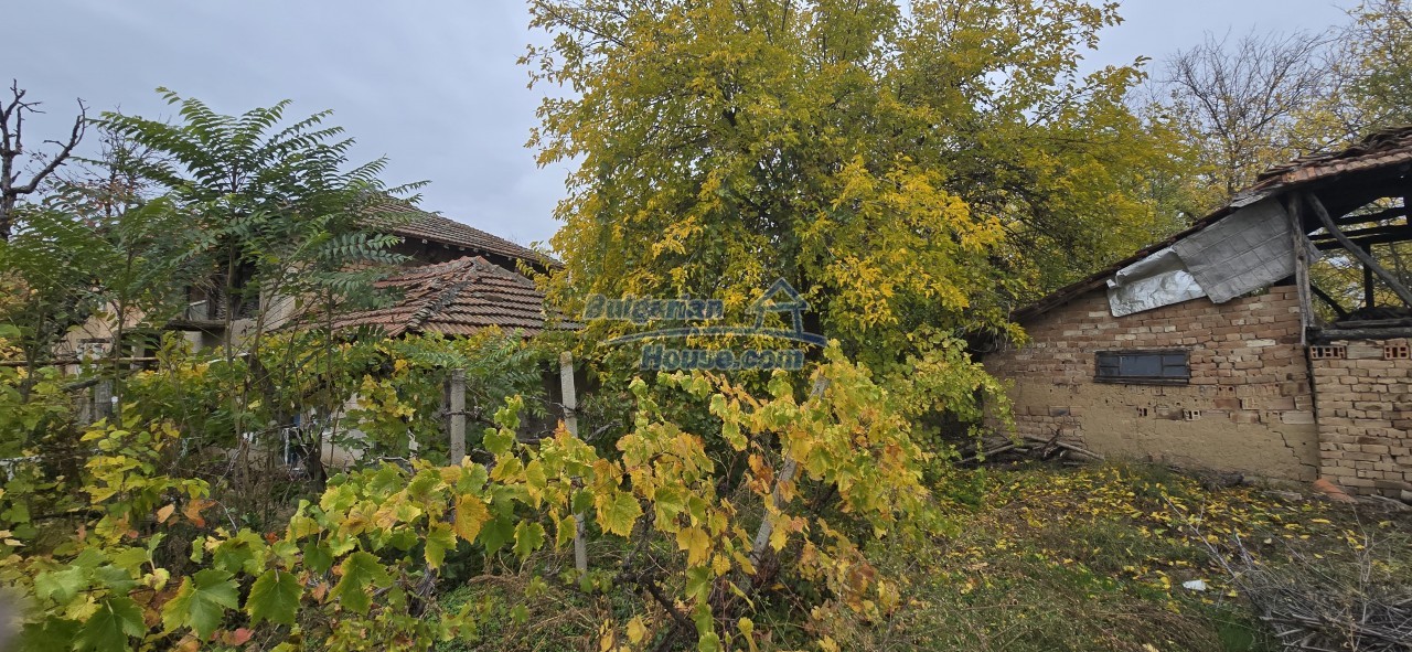 Foto 11 von 12 — House for renovation - big garden and nice views Danube plane