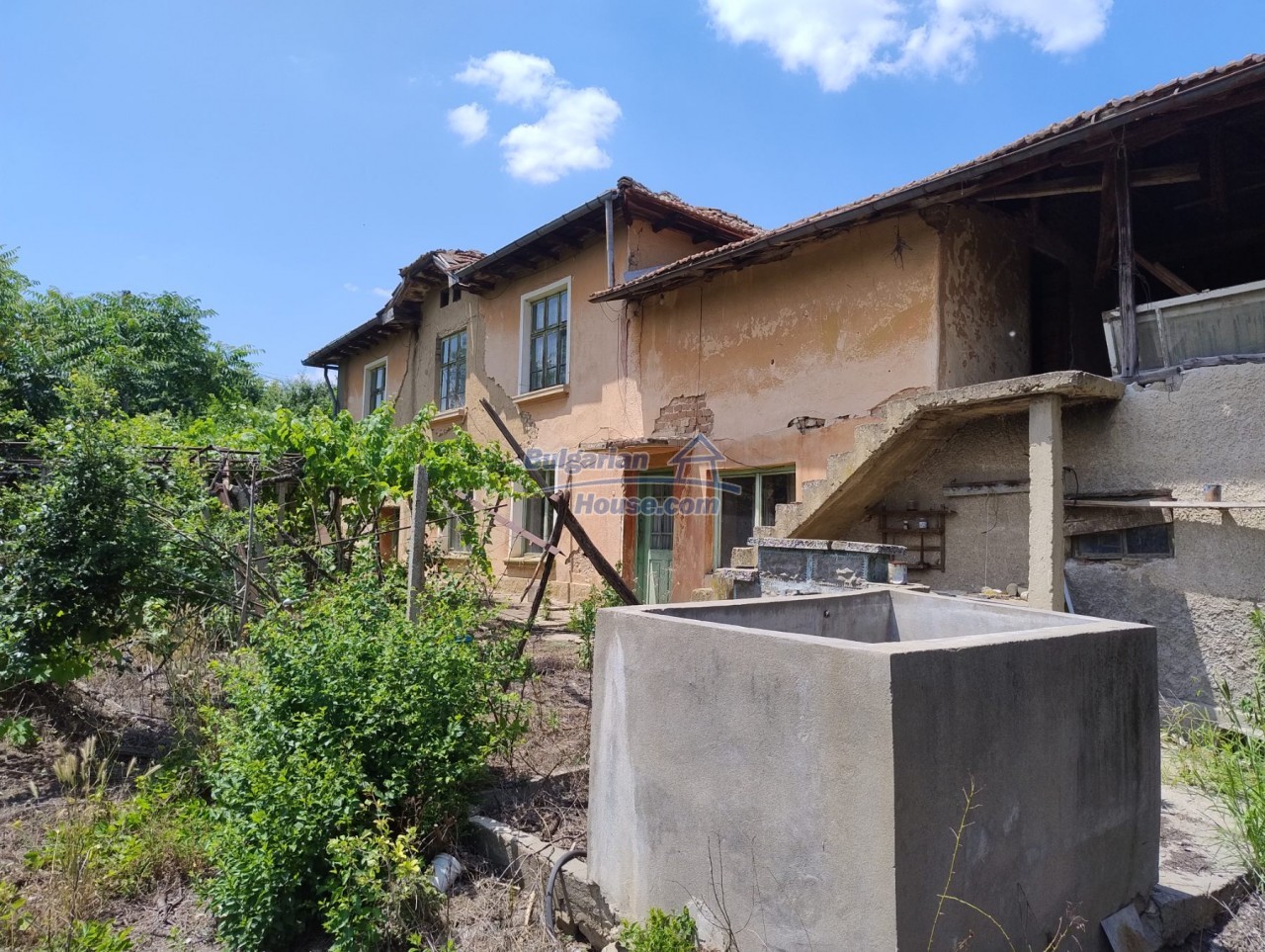 Foto 1 von 12 — House for renovation - big garden and nice views Danube plane
