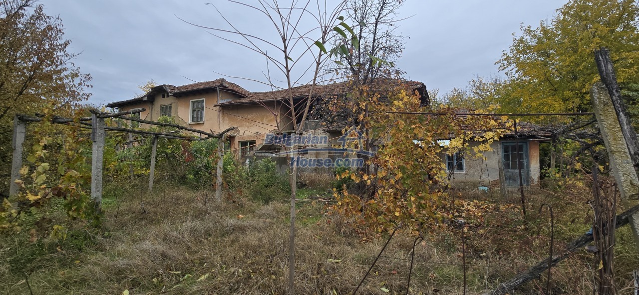 Foto 4 von 12 — House for renovation - big garden and nice views Danube plane