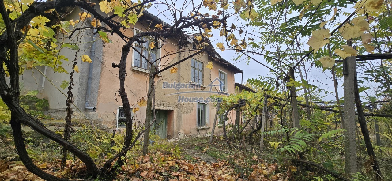 Foto 2 von 12 — House for renovation - big garden and nice views Danube plane