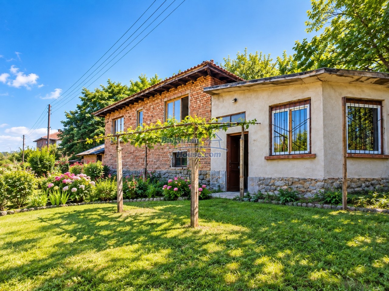 Foto 1 von 12 — Rural Bulgarian house with 5 bedrooms, bathroom, big garden