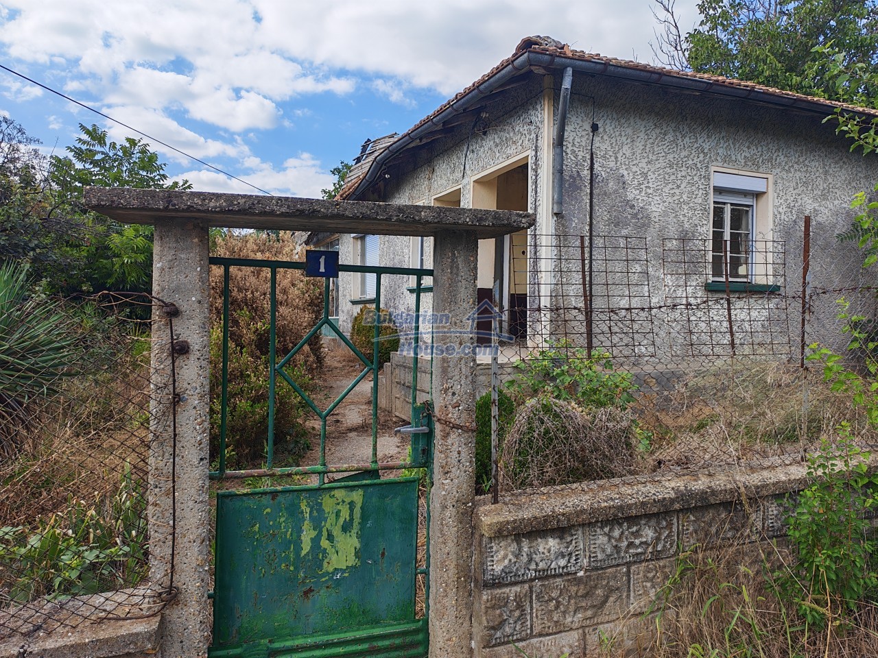 Foto 2 von 12 — Cheap House for renovation with 3000sq.m land and nice views