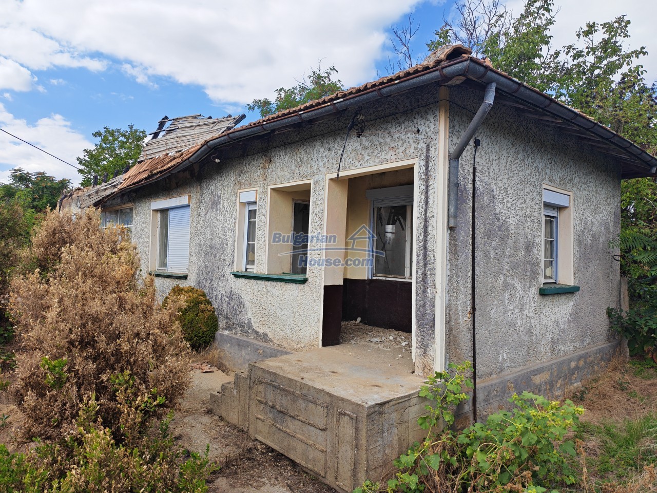 Foto 1 von 12 — Cheap House for renovation with 3000sq.m land and nice views