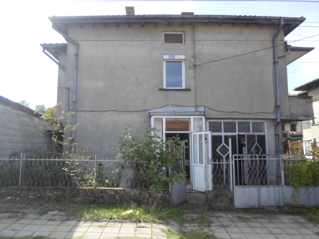 Foto 1 von 10 — ПОЗЕМЛЕН ИМОТ и СГРАДА в гр. МАЛКО ТЪРНОВО, ул. „ИЗГРЕВ“ № 6