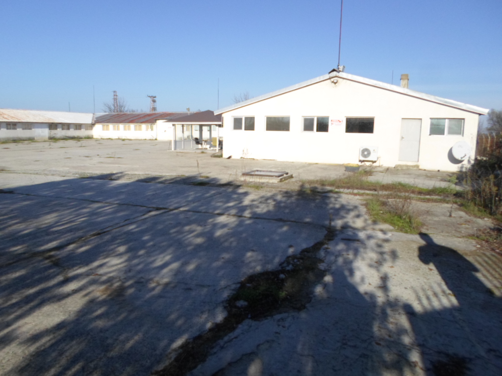 Foto 1 von 10 — ПОЗЕМЛЕН ИМОТ и СГРАДА в гр. БУРГАС, кв. „ДОЛНО ЕЗЕРОВО“, местност „КАРАЯНОС“
