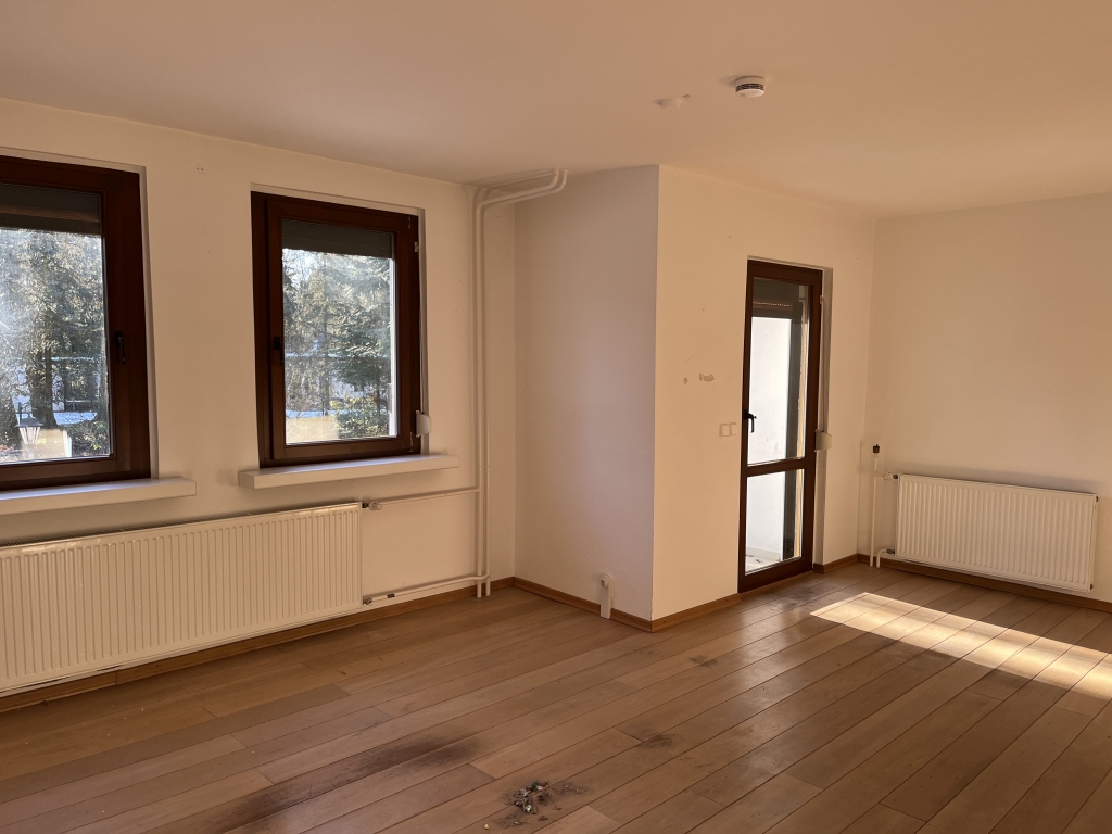Foto 2 von 12 — Auktion - Schönes, leerstehendes Doppelhaus und attraktives Baugrundstück