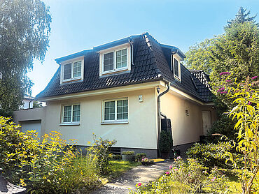 Foto 1 von 4 — Gepflegtes Zweifamilienhaus mit Doppelgarage in ruhiger Wohnlage