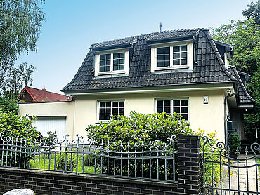 Foto 2 von 4 — Gepflegtes Zweifamilienhaus mit Doppelgarage in ruhiger Wohnlage