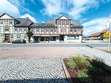 Foto 1 von 3 — Denkmalgeschütztes, tlw. vermietetes Wohn- und Geschäftshaus mit 3 WE und 2 GE