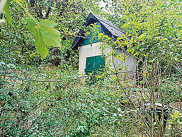 Foto 1 von 4 — Zwei zusammenliegende Grundstücke bebaut mit einem stillgelegten Wasserspeicher